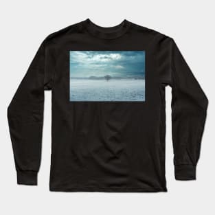Tree in a foggy winter landscape - Photograph Print Long Sleeve T-Shirt
